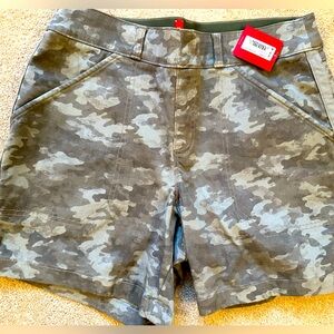 Spanx Camo medium pull on shorts 6” inseam NWT